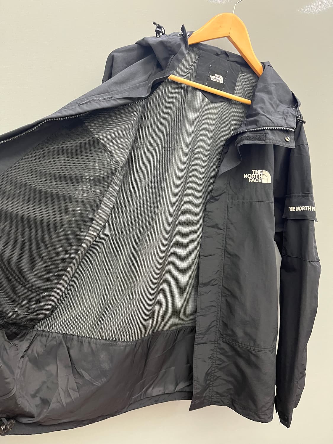 노스페이스 블랙 후드 바람막이 상품이미지5