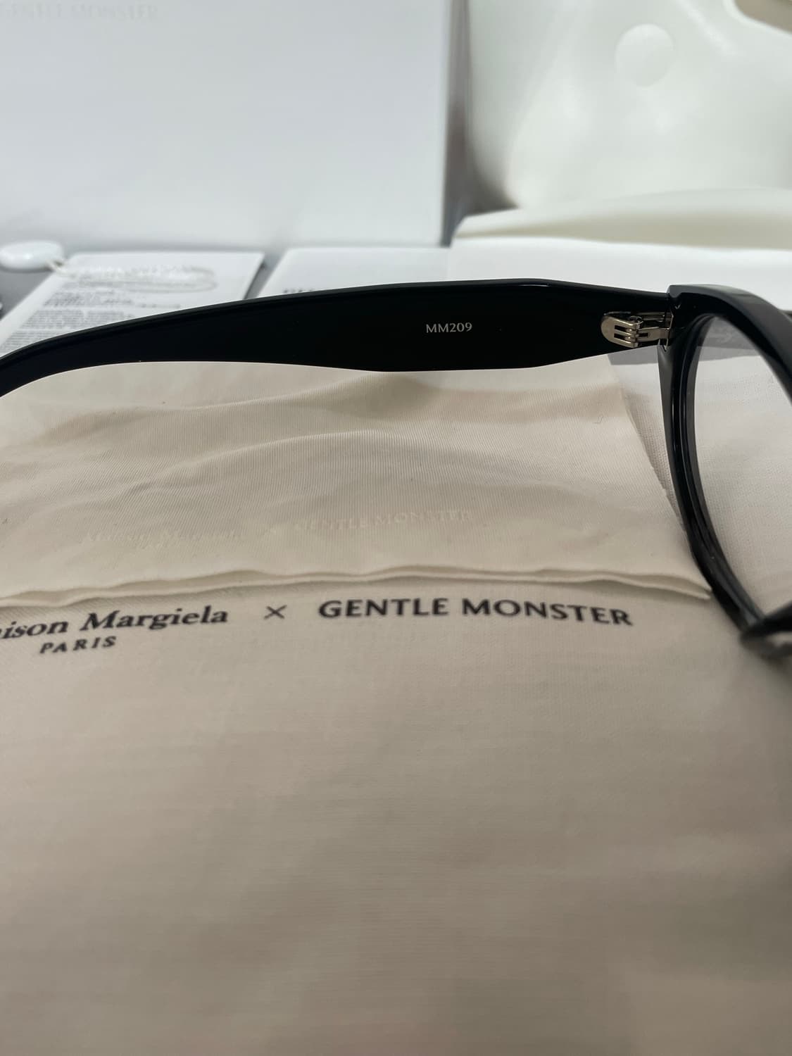 메종 마르지엘라x젠틀 몬스터 MM209 블랙 클리어 상품이미지3