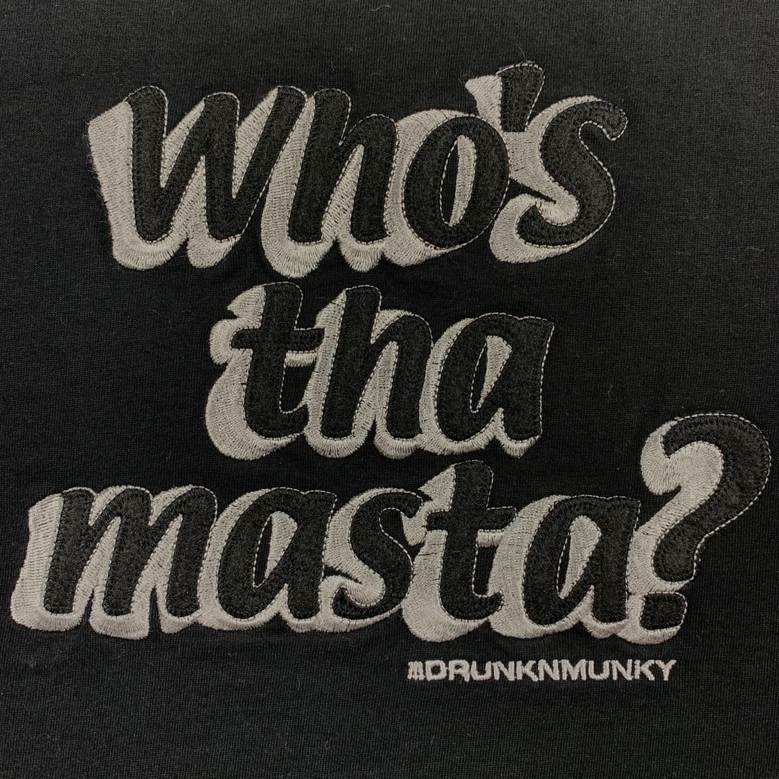드렁크앤먼키 "Who's tha masta?" 오마주 자수로고 티셔츠  상품이미지2