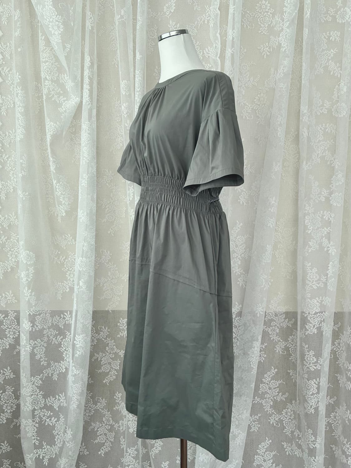 55) 더아이잗 셔링 반팔 원피스 그레이 상품이미지3