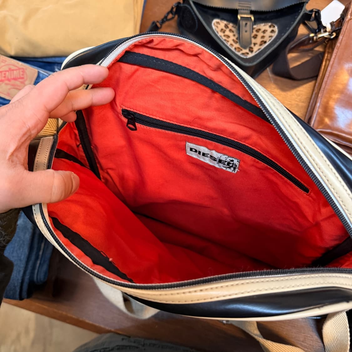 디젤 레더 블루 크로스백 로고 심플 상품이미지4