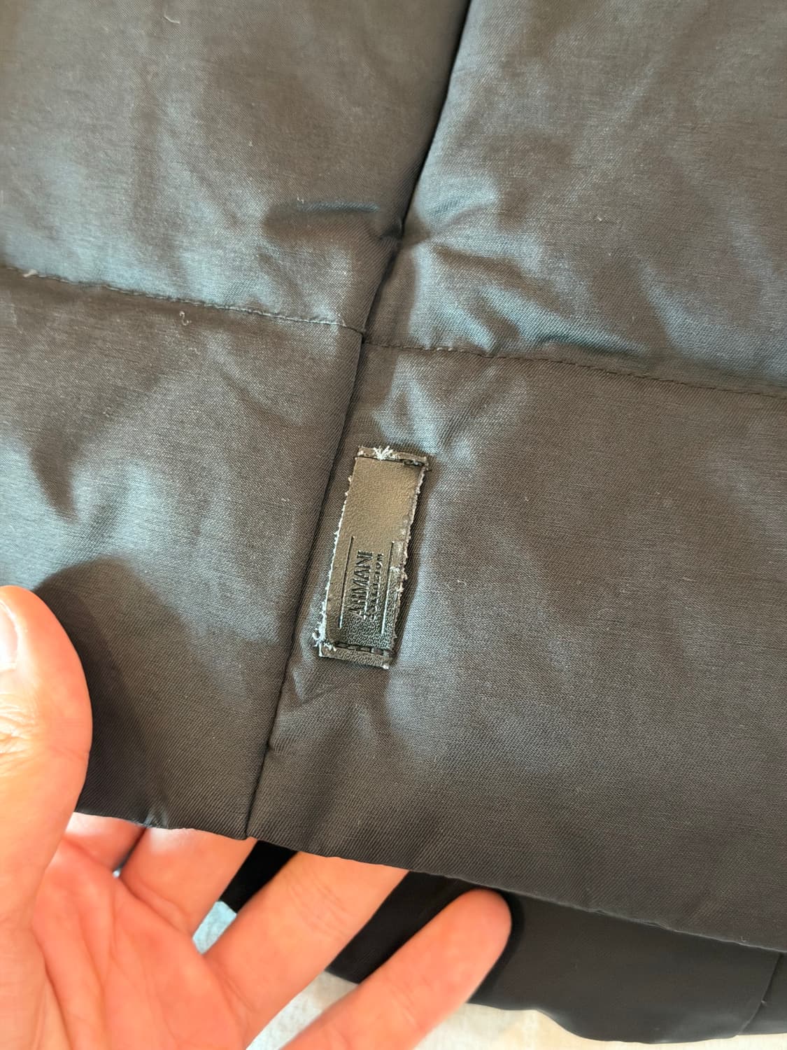 아르마니 꼴레지오니 사선 지퍼 구스다운 패딩 상품이미지5