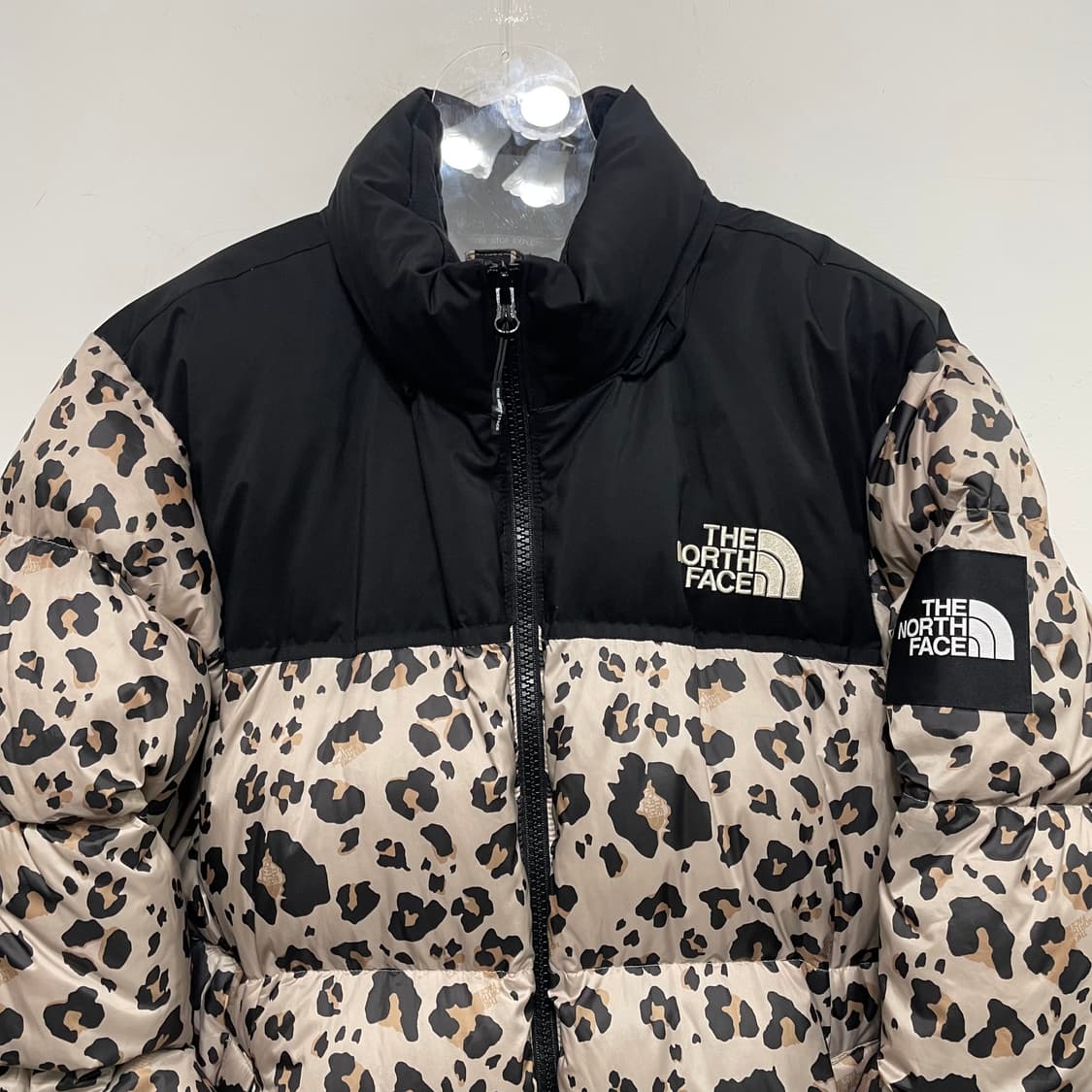 노스페이스 700 눕시 레오파드 패딩 상품이미지2