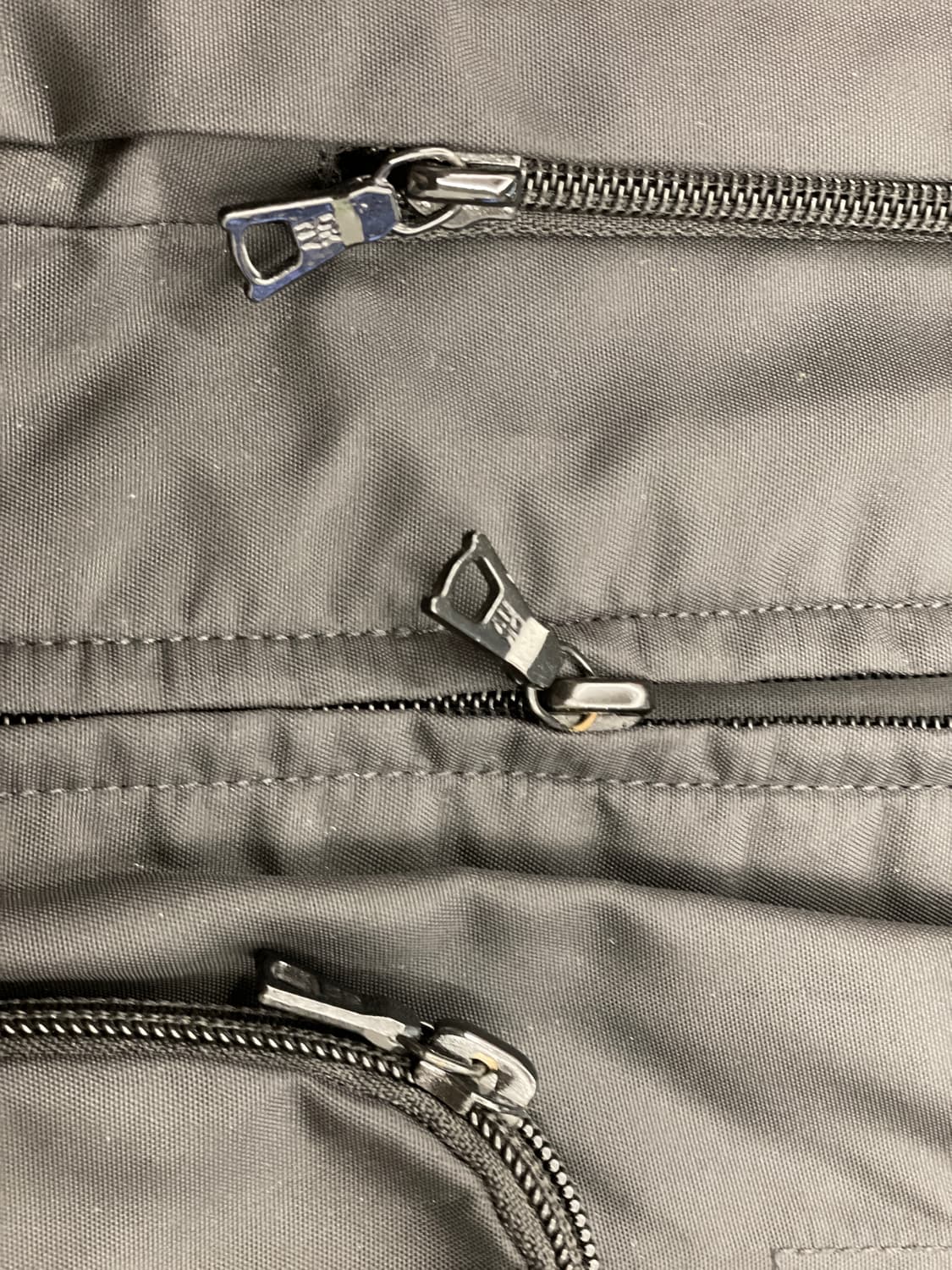 DKNY tech multi pocket vest 남성 블랙 포켓 베스트 상품이미지3