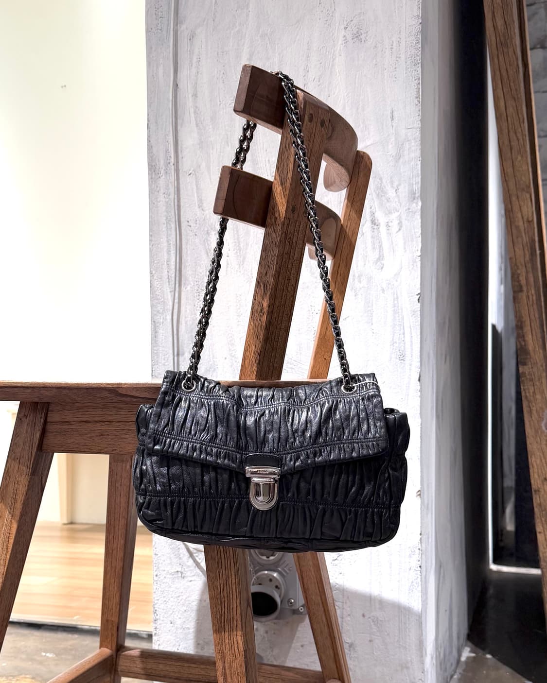 프라다 블랙 레더 고프레 체인 숄더백 상품이미지1