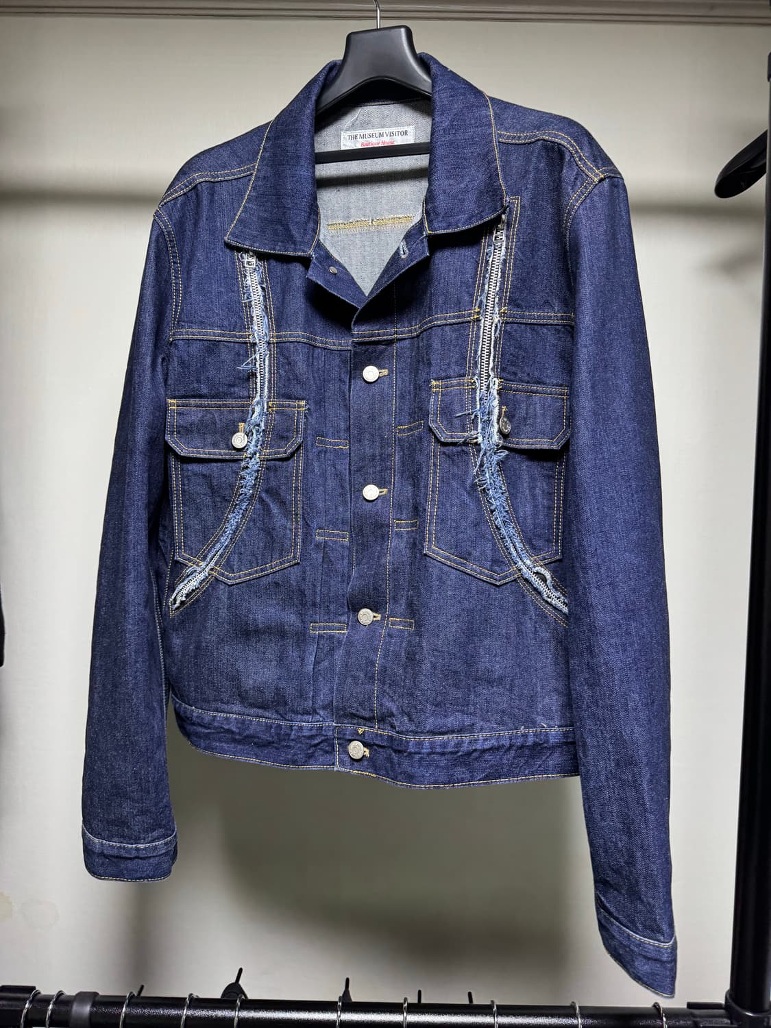[L] 더 뮤지엄 비지터 Curved Zipper Denim Jacket 상품이미지1