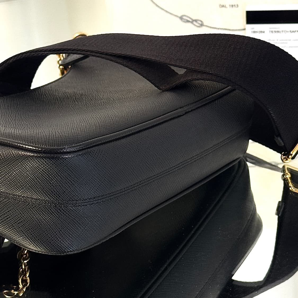 프라다 리에디션 사피아노 레더 테수토 호보백 블랙 골드 상품이미지8