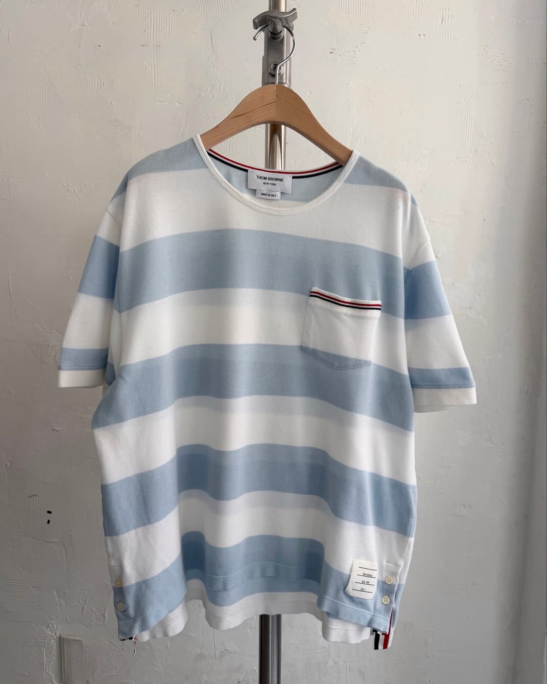 Thom Browne 톰브라운 스카이블루 단가라 포켓 티셔츠 상품이미지1