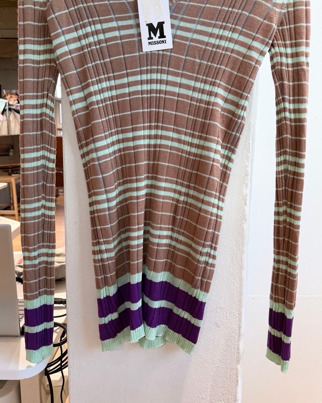 미쏘니 브라운 스트라이프 브이넥 니트  상품이미지6