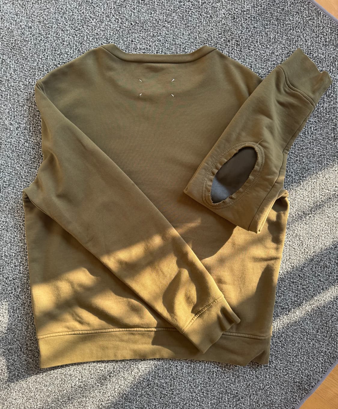 마르지엘라 엘보우패치 맨투맨 상품이미지1