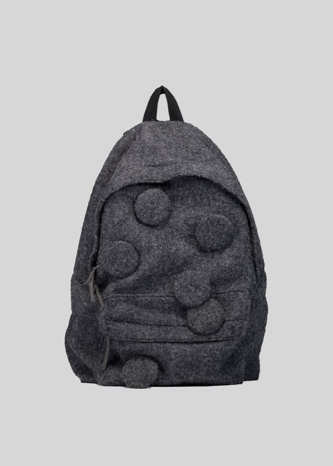생긴스튜디오 핀버튼 플리스 울 백팩 차콜 상품이미지1