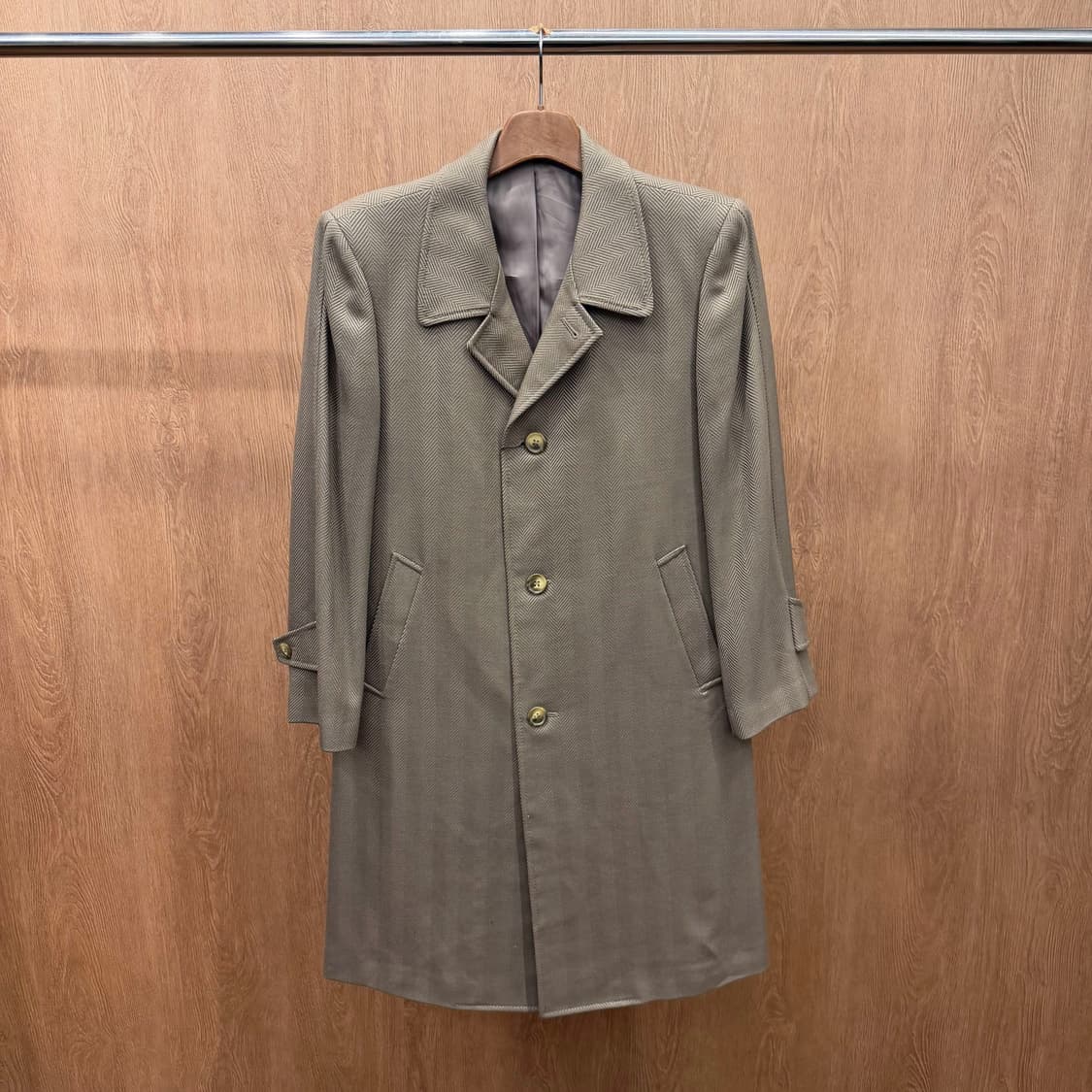 입생로랑 싱글 브레스티드 울 코트 노치드 라펠 헤링본 패턴 디테일 베이지 상품이미지2