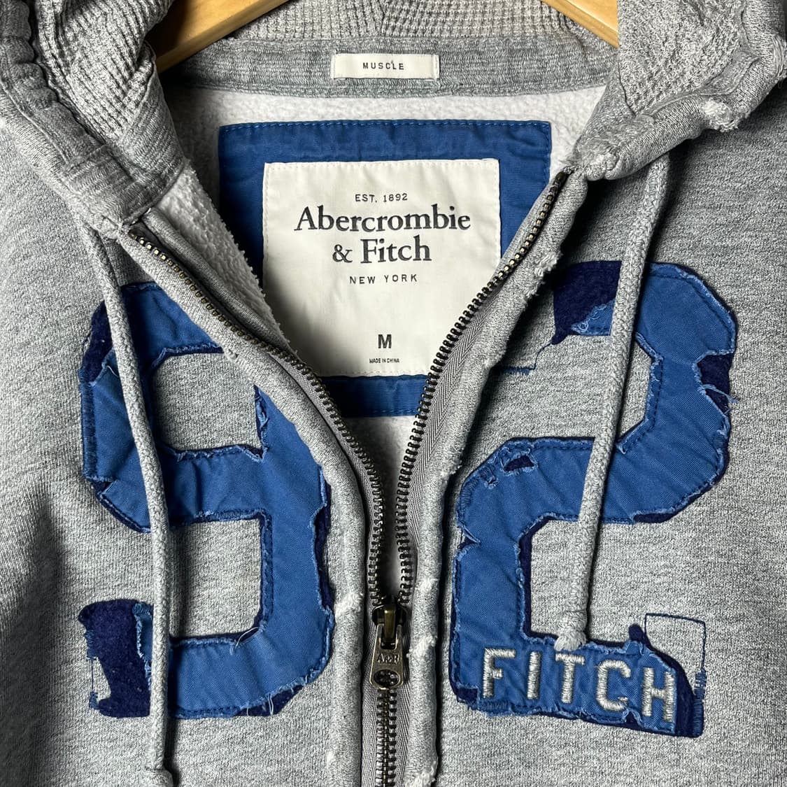 [A&F] 아버크롬비 레터링 자수 커팅디테일 후드집업 상품이미지6