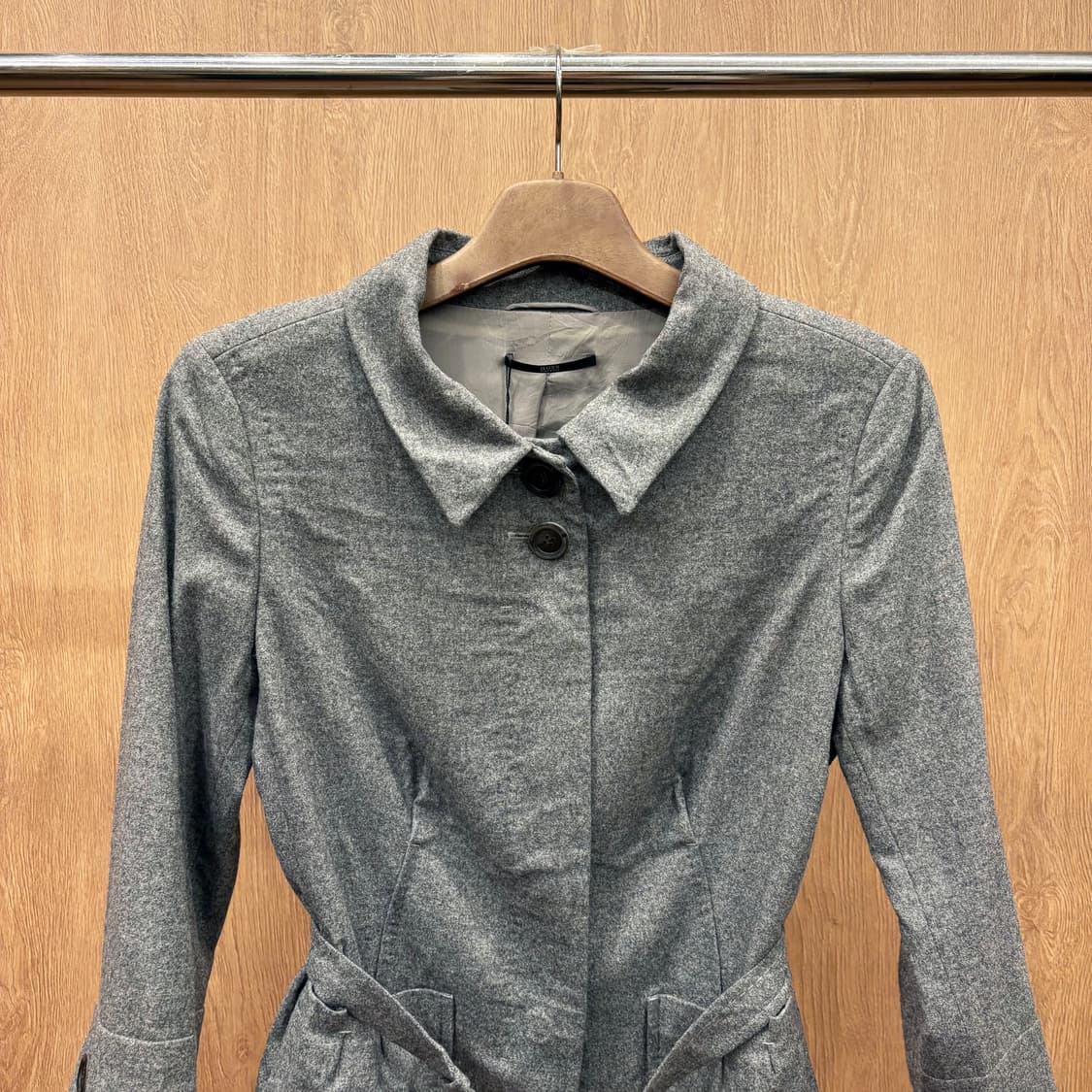 휴고 보스 카라넥 긴팔 자켓 투버튼 허리 원 턱 벨트 디테일 그레이 상품이미지4