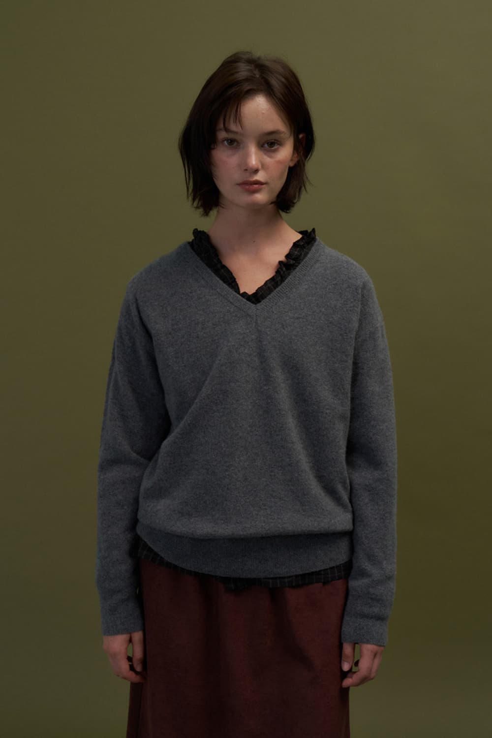 쏘딩키브레드 토스티 차콜 브이넥 니트 상품이미지1