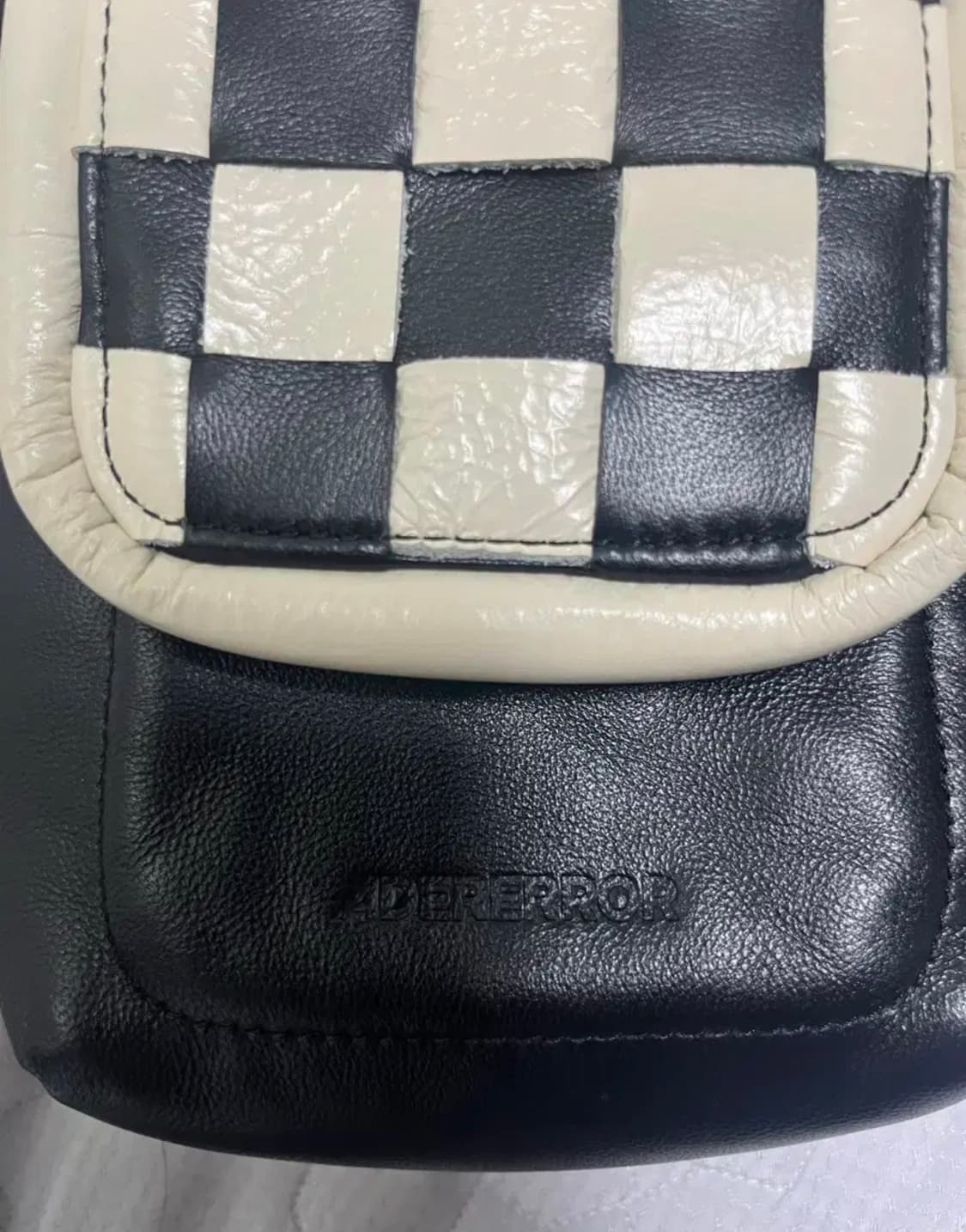 아더에러 보드백 흰검 상품이미지3