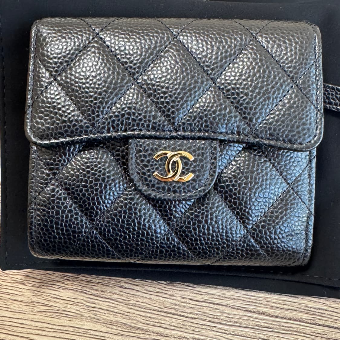 샤넬 클래식 캐비어 반지갑 금장 블랙 새제품 AP0231 상품이미지1