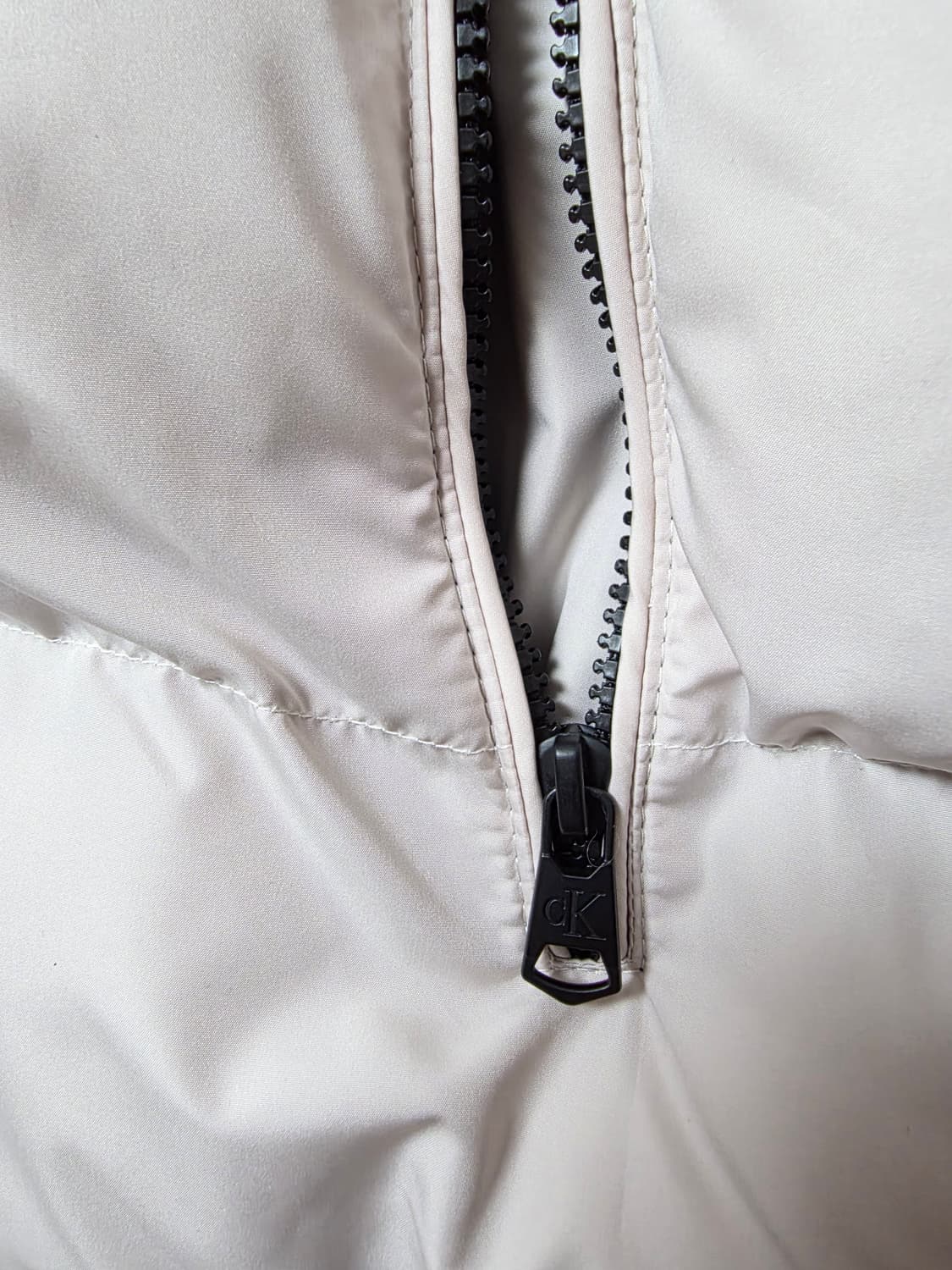캘빈클라인 CK 로고 푸퍼 패딩 아이보리 상품이미지4
