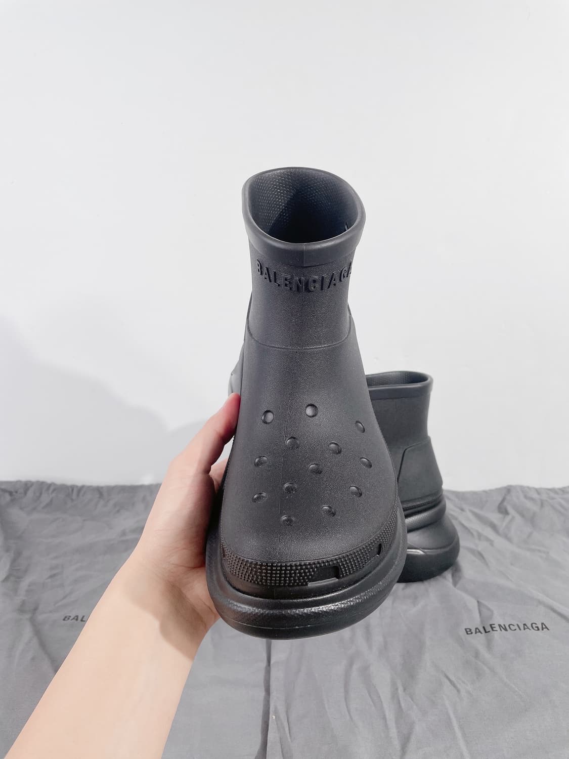 (정품/새상품) BALENCIAGA 발렌시아가 X 크록스 여성 부티 블랙 상품이미지4
