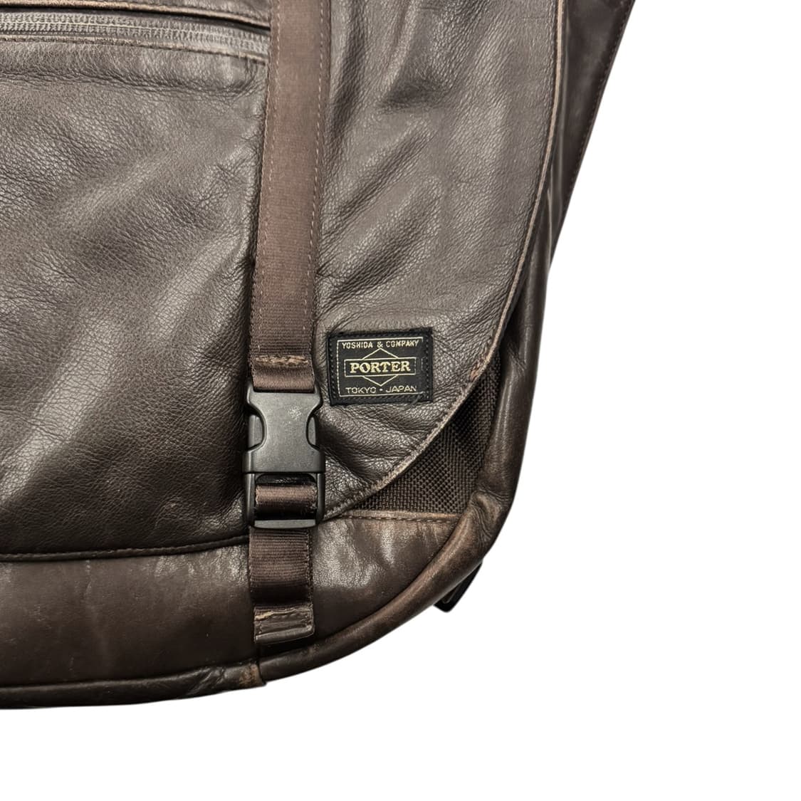 포터 줌 레더 메신저백 브라운 (L) 상품이미지5