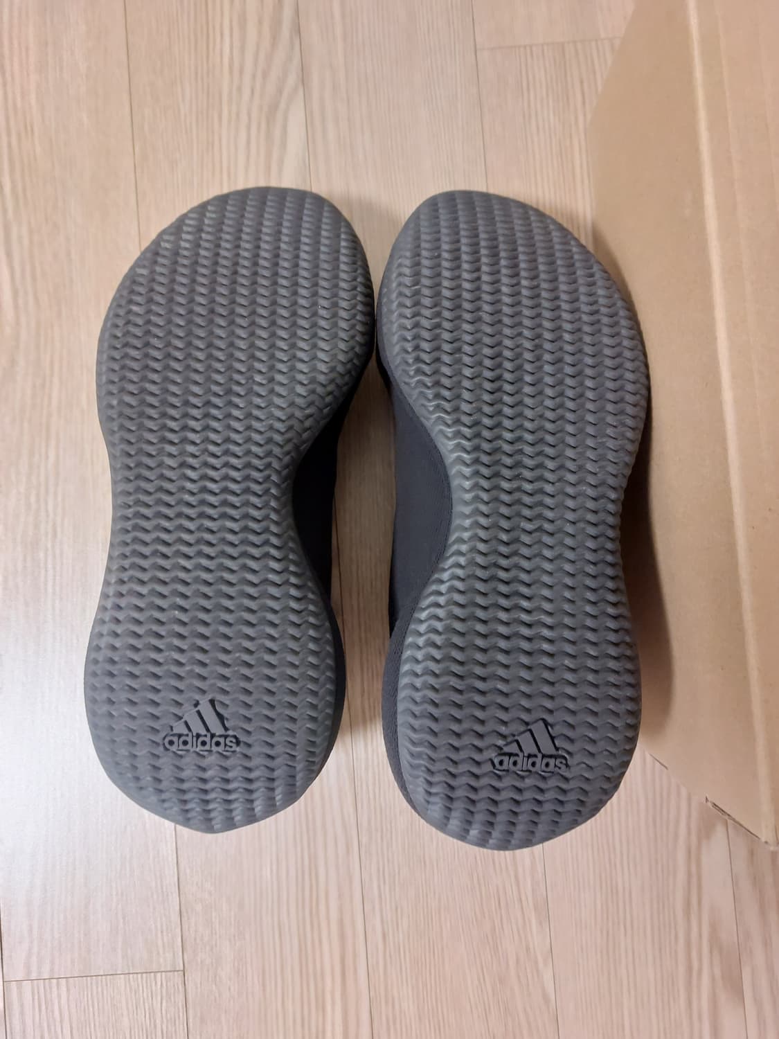 아디다스 이지 니트 러너 스톤 카본 상품이미지5