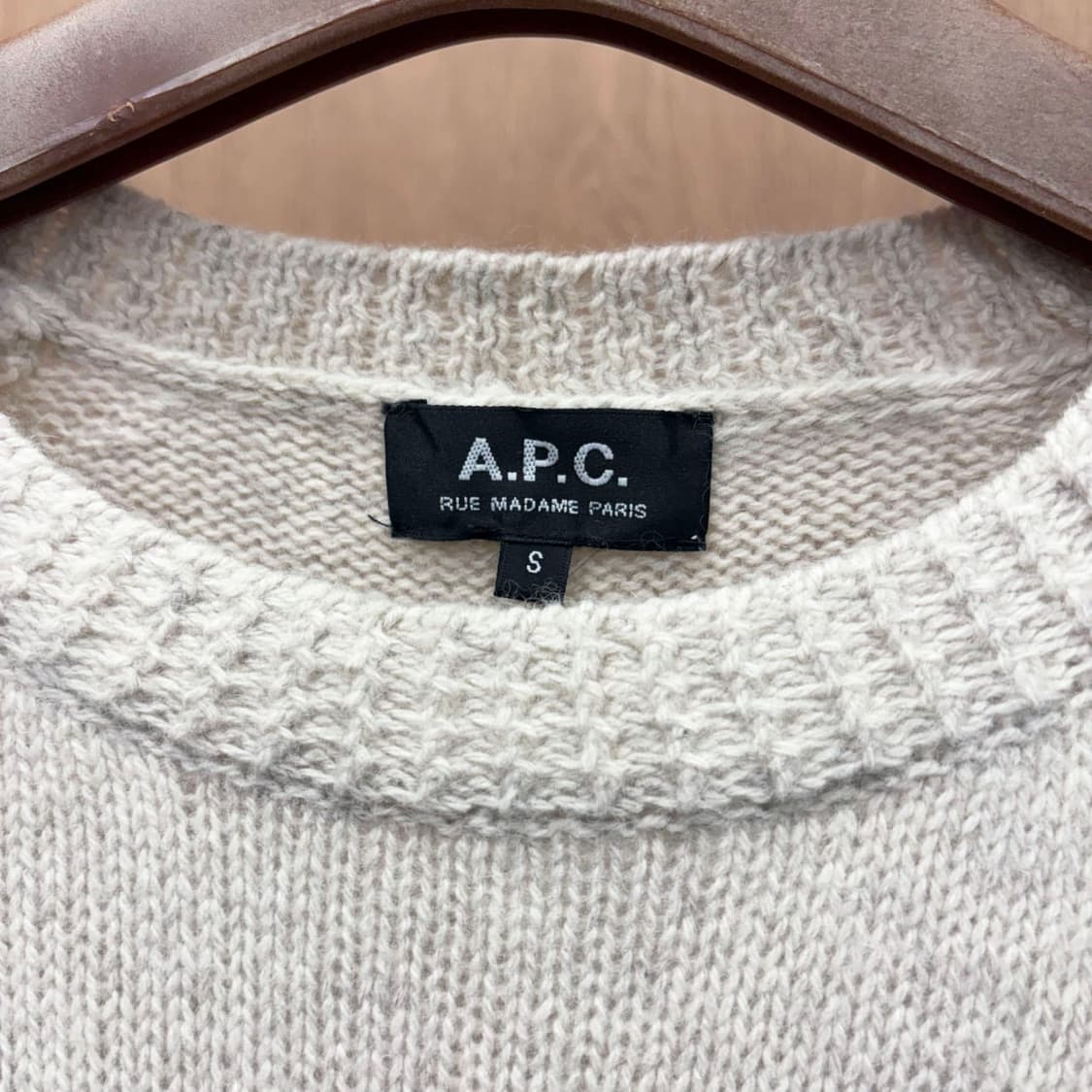 아페쎄 미니멀 라운드넥 긴팔 니트 레글런 슬리브 립 짜임 디테일 아이보리 상품이미지6