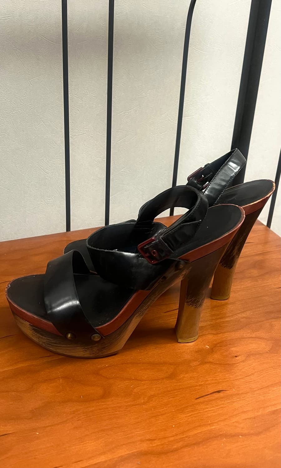 입생로랑 블랙 가죽 가보시 스트랩 샌들힐 245 상품이미지4