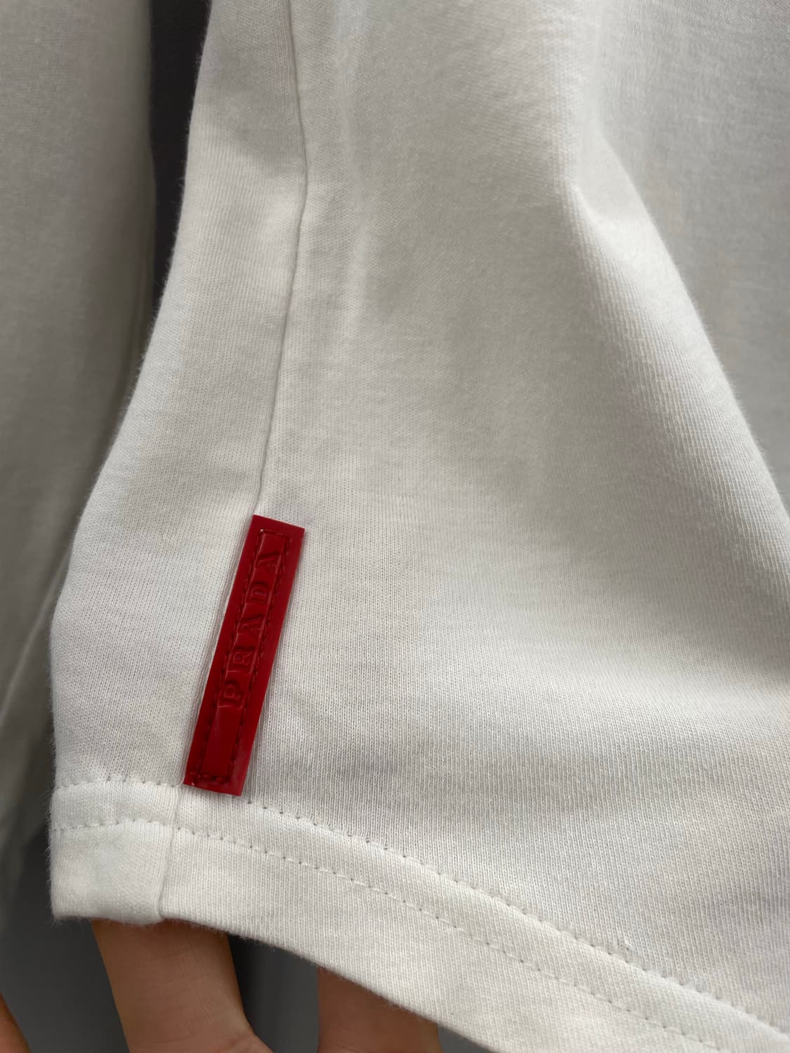 프라다 밑단 라운드 롱슬리브 상품이미지3