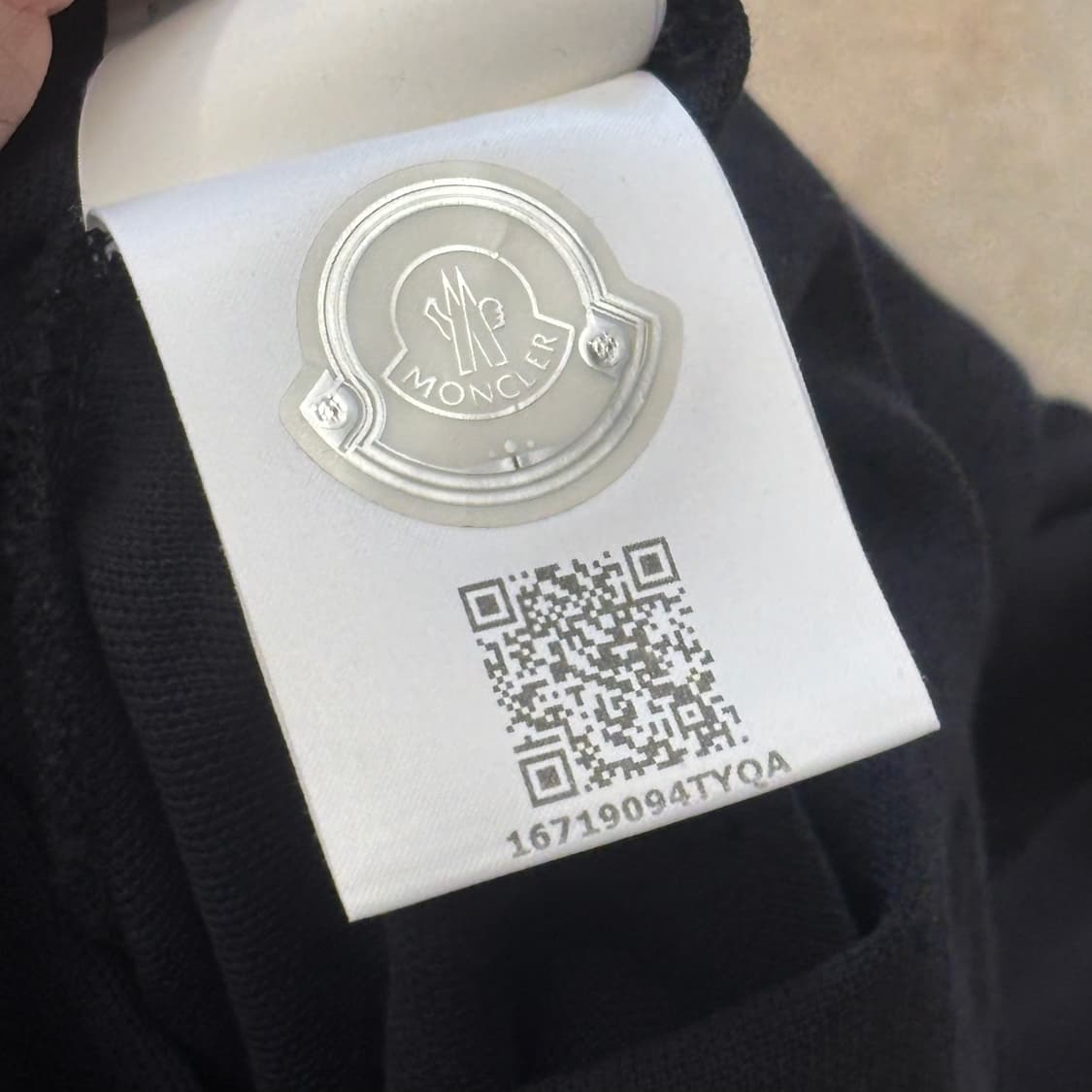 S 몽클레어 블랙 카라티셔츠 상품이미지6