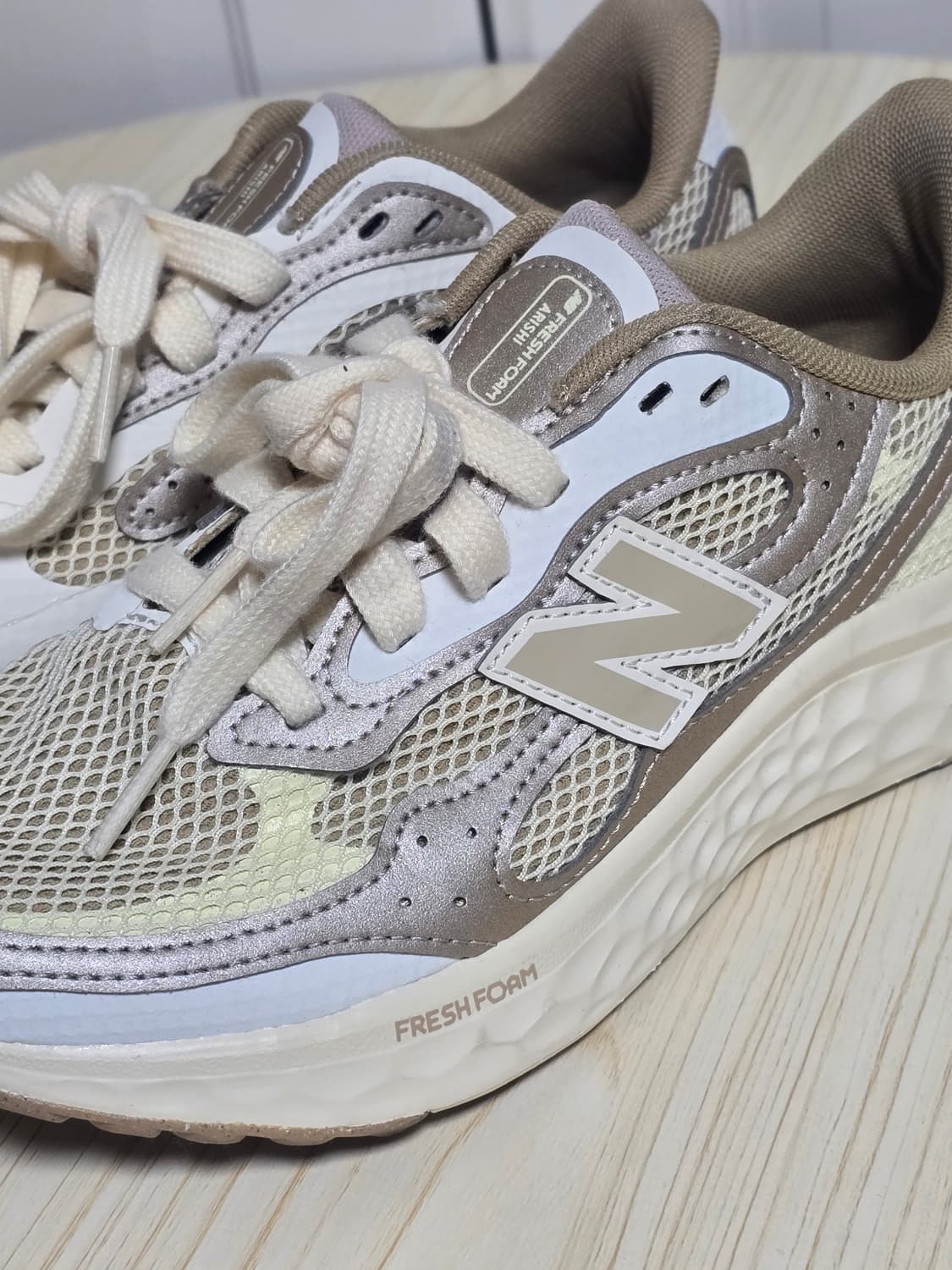 뉴발란스 프레쉬폼 아리시 베이지 스니커즈 235 상품이미지3