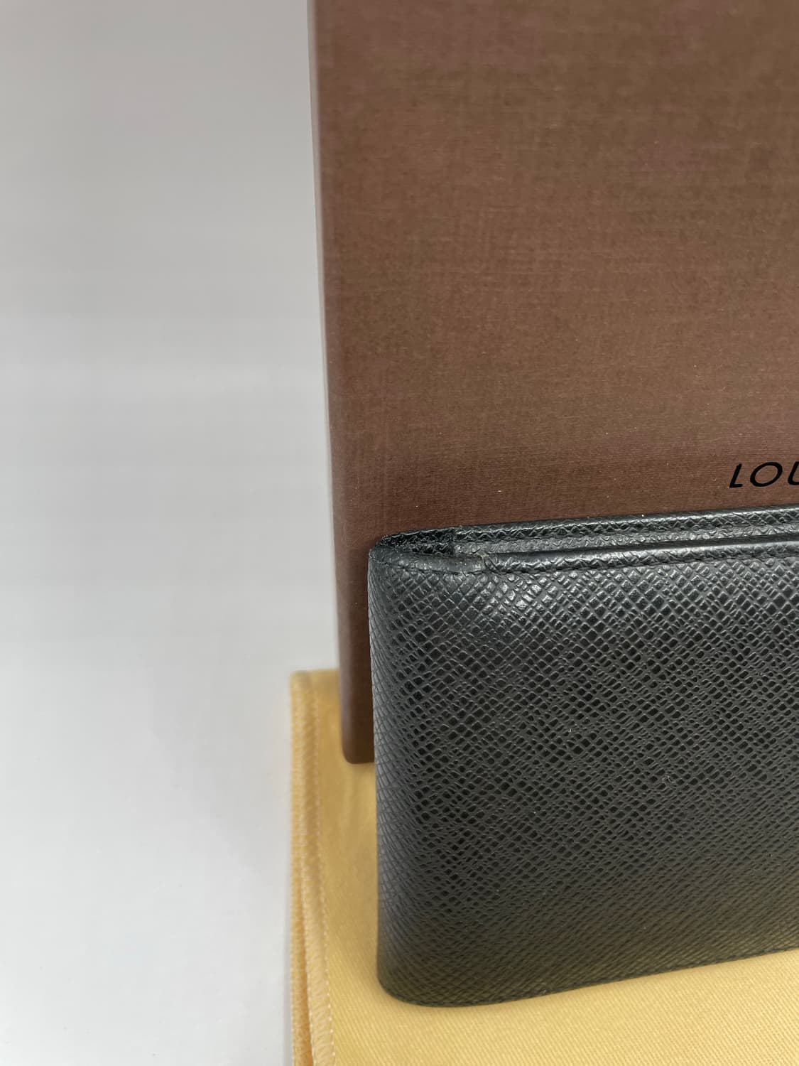 루이비통 타이가 멀티플 월릿 반지갑 블랙 상품이미지2