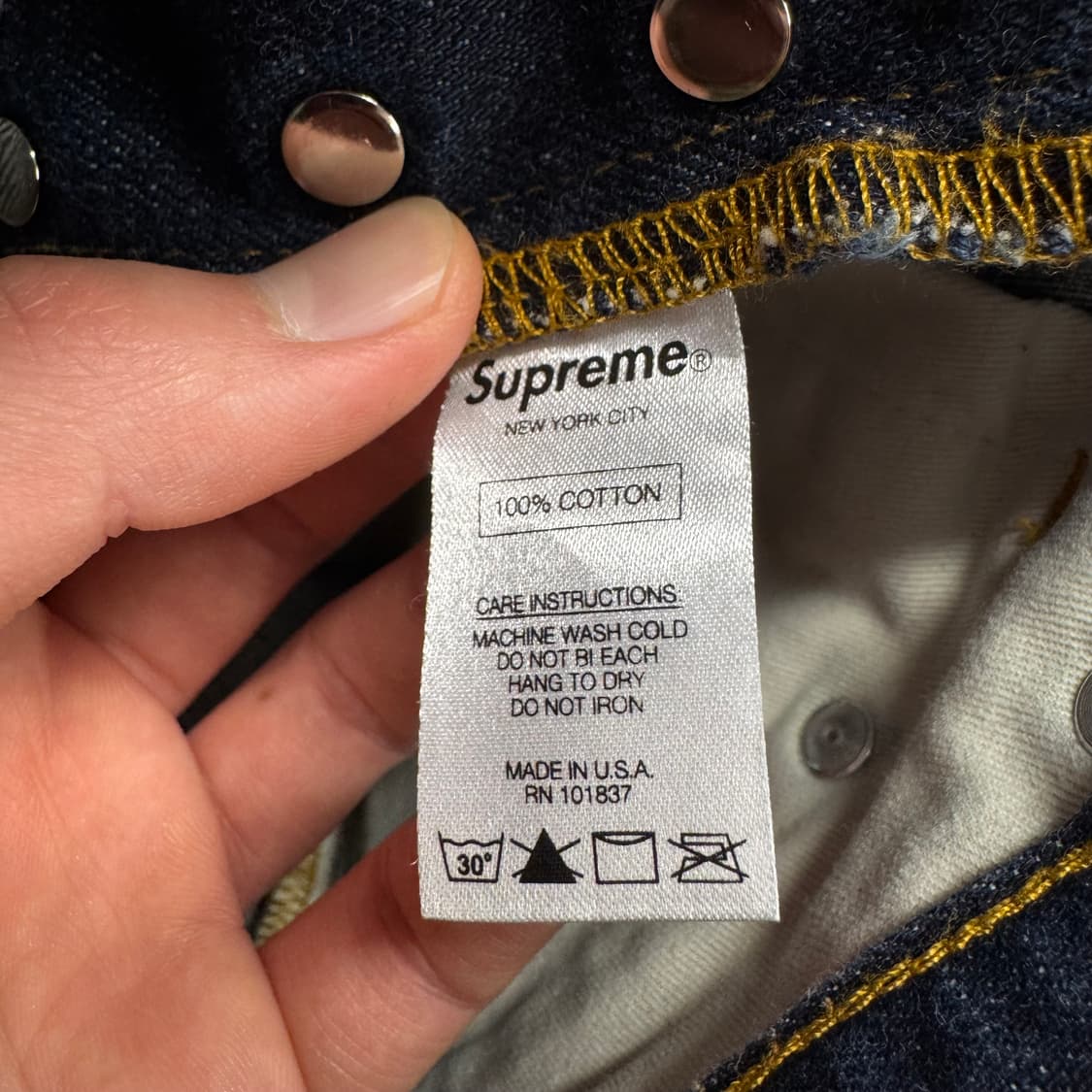 슈프림 리지드 슬림 셀비지 데님 팬츠 후면 패치 로고 포인트 상품이미지8