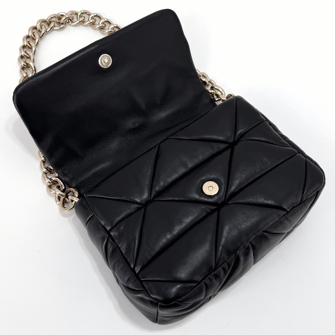 프라다 삼각로고 패디드 퀼팅 체인 숄더백 크로스백 블랙 (1BD292) 상품이미지8