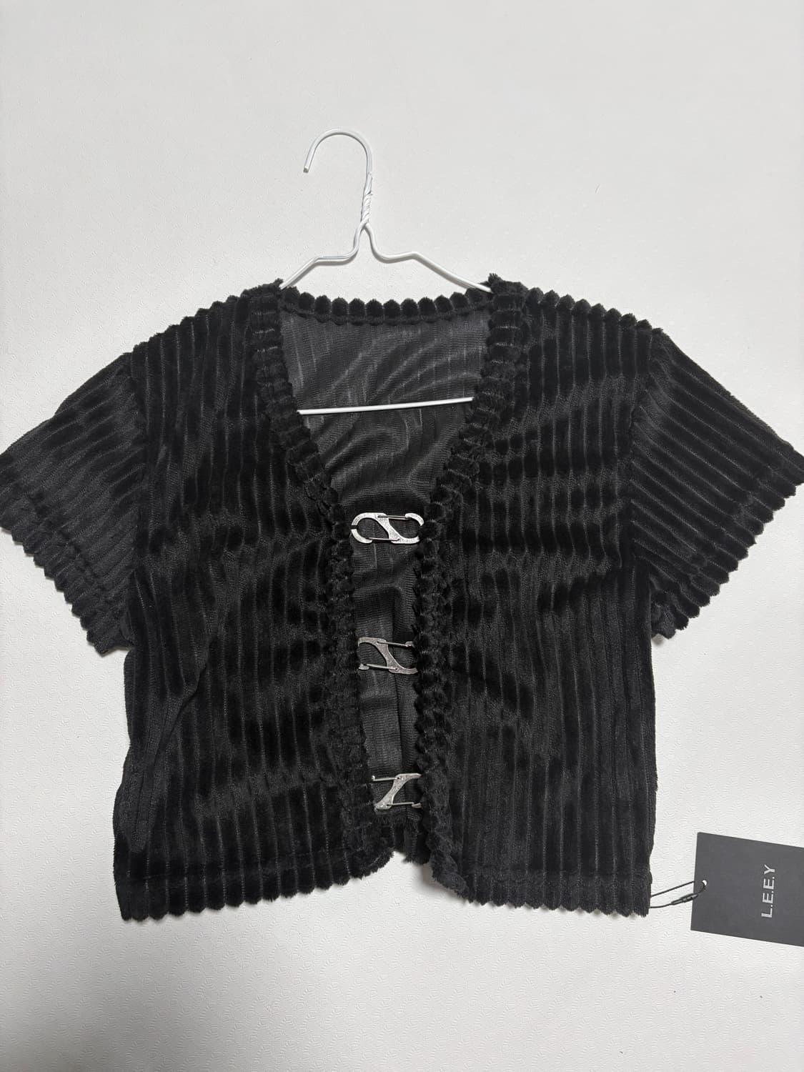 LEEY엘이이와이 블랙 메탈 크롭 반팔 가디건 상품이미지1