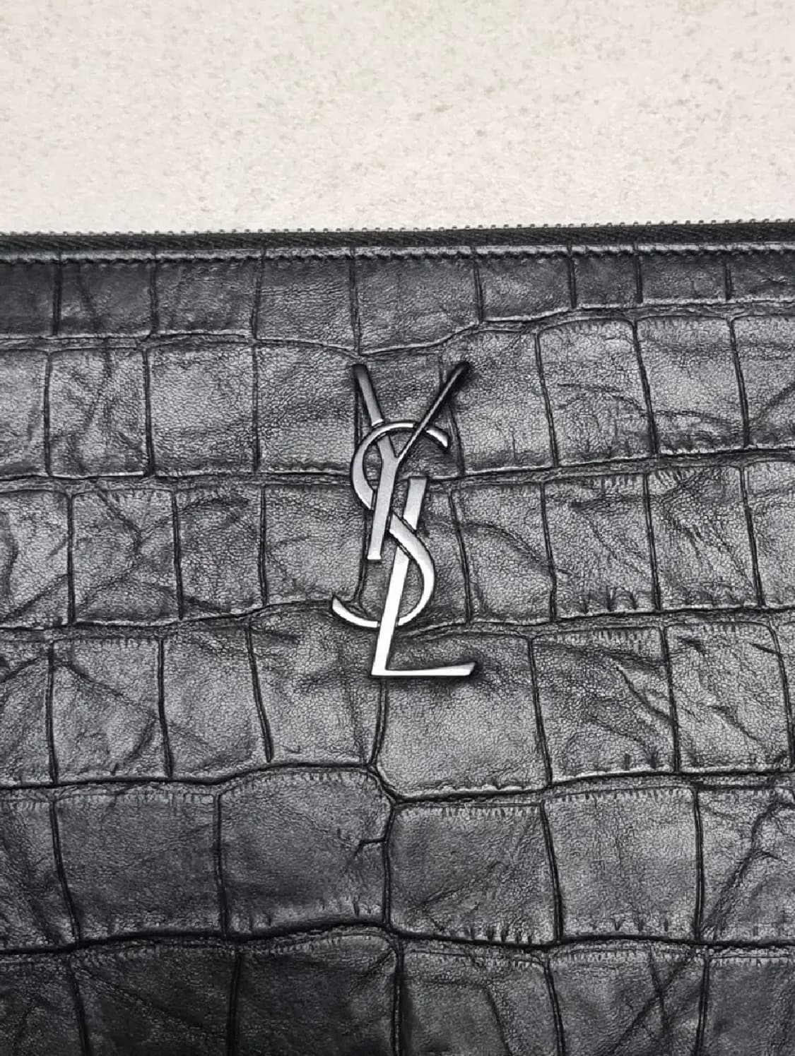 생로랑 모노그램 크로커다일 레더 클러치 백 상품이미지4