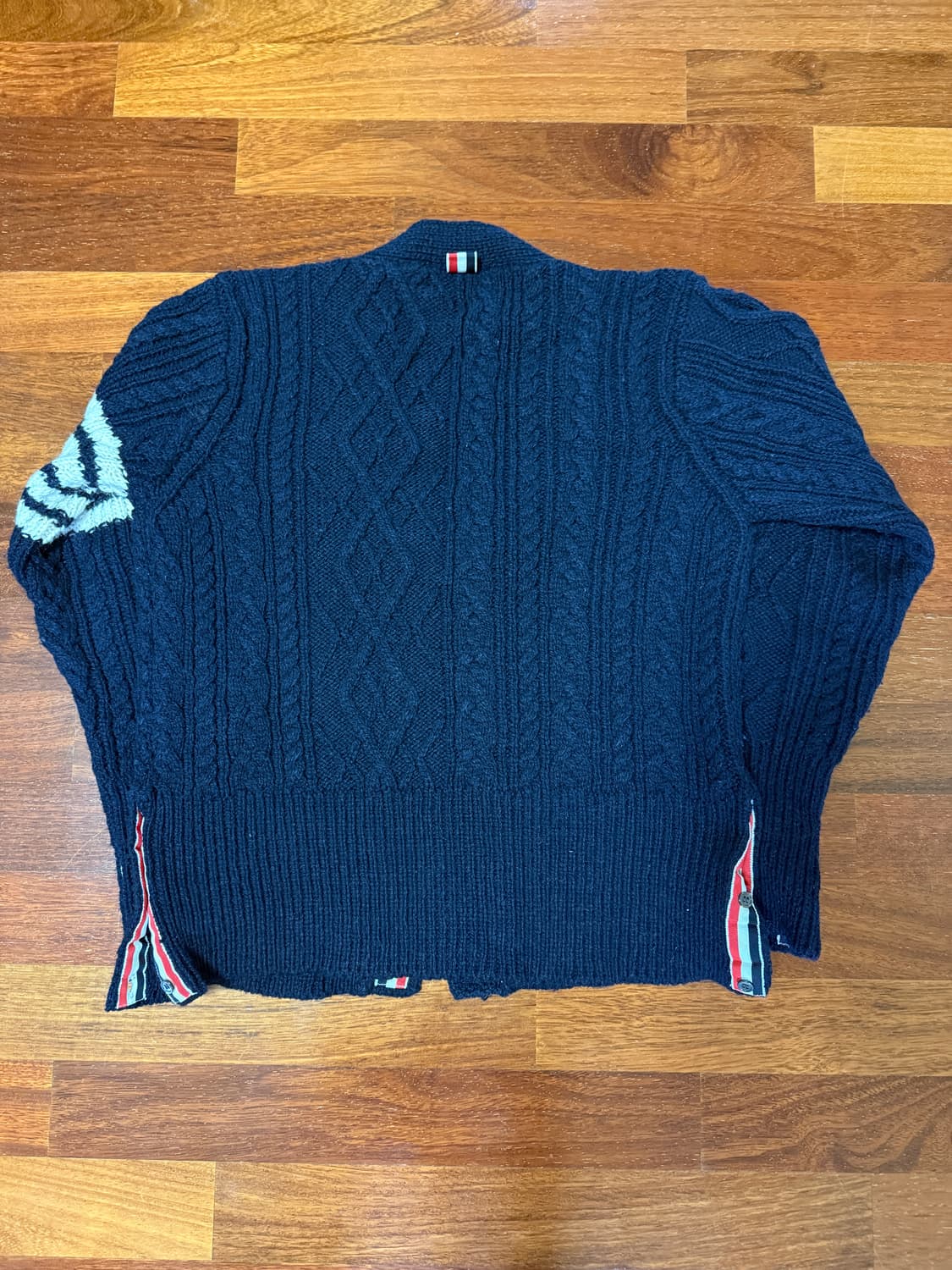 톰브라운  4바 스트라이프 아란 케이블 도니골 울 가디건 2사이즈 판매 상품이미지7