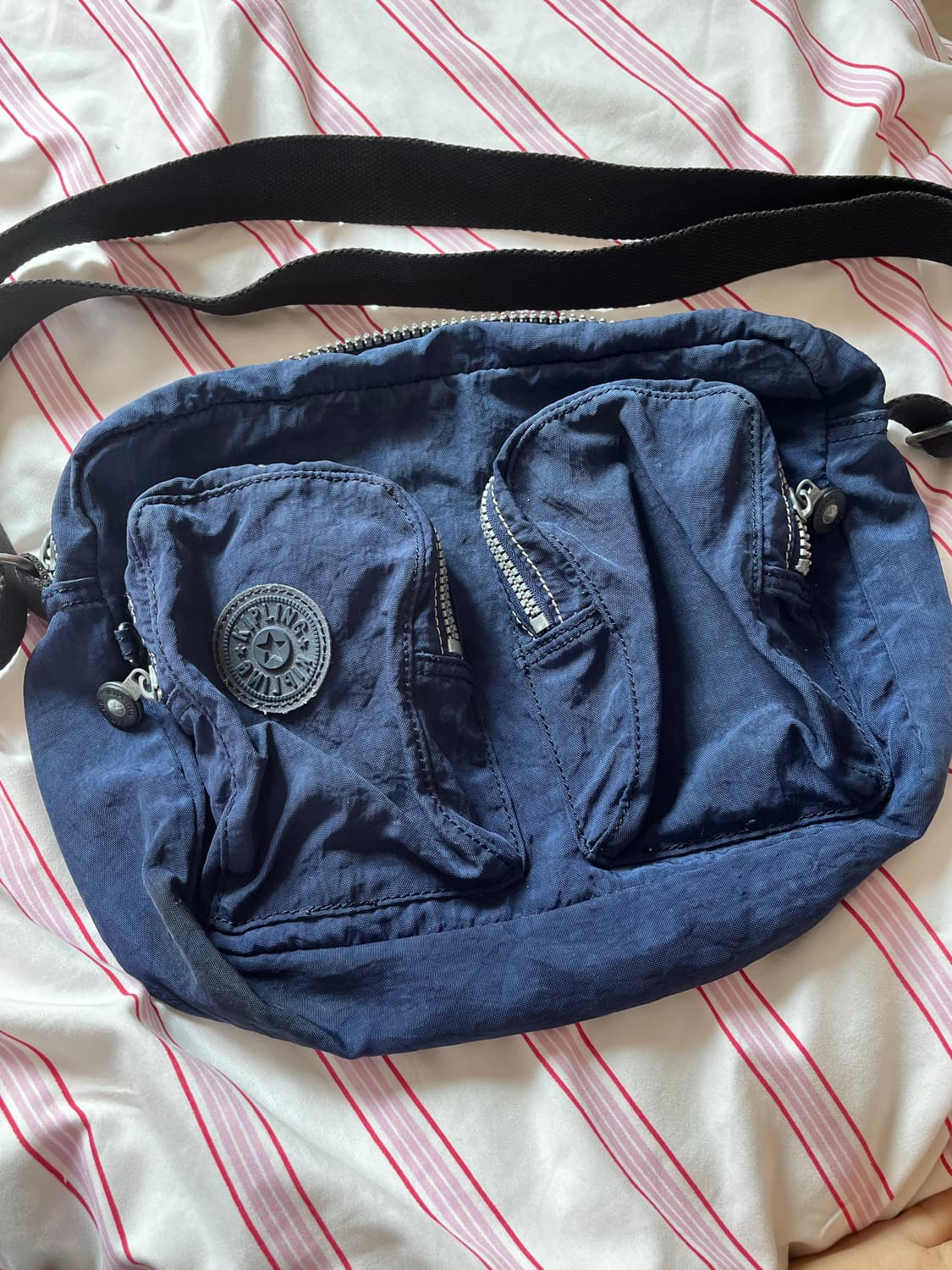 키플링 네이비 크로스백 상품이미지1