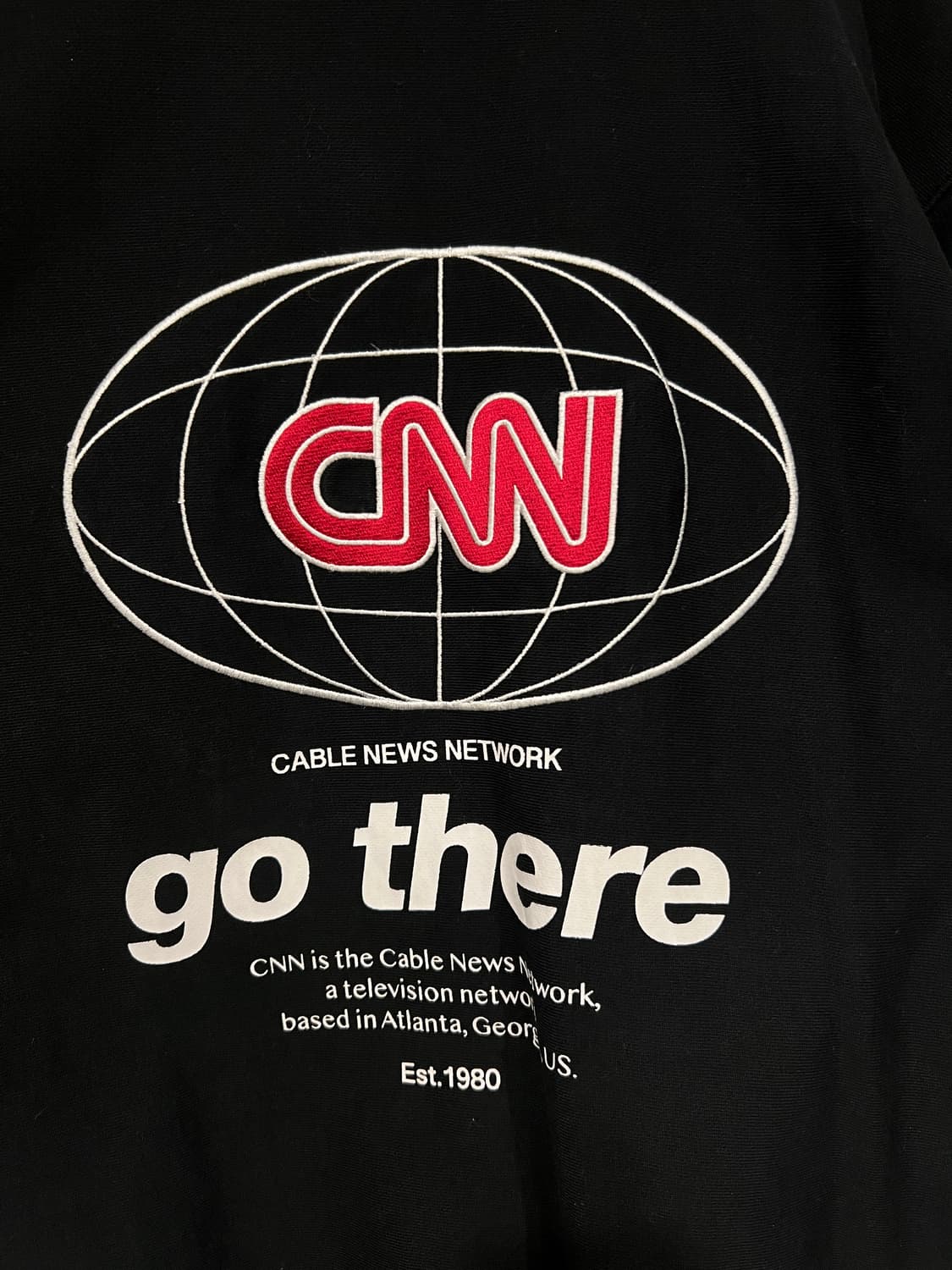 CNN 고데어 네트워크 자수 프린팅 맨투맨 95 블랙 상품이미지3