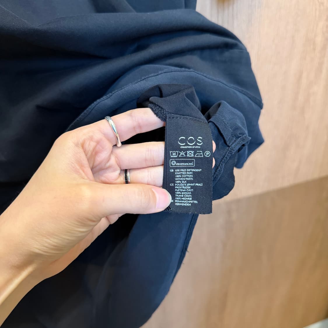 코스 라운드넥 반팔 티셔츠 밑단 실크 레이어드 디테일 루즈핏 블랙 상품이미지6