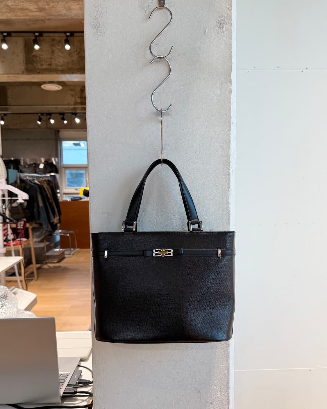 발렌시아가 블랙 BB 로고 레더 토트백 상품이미지3
