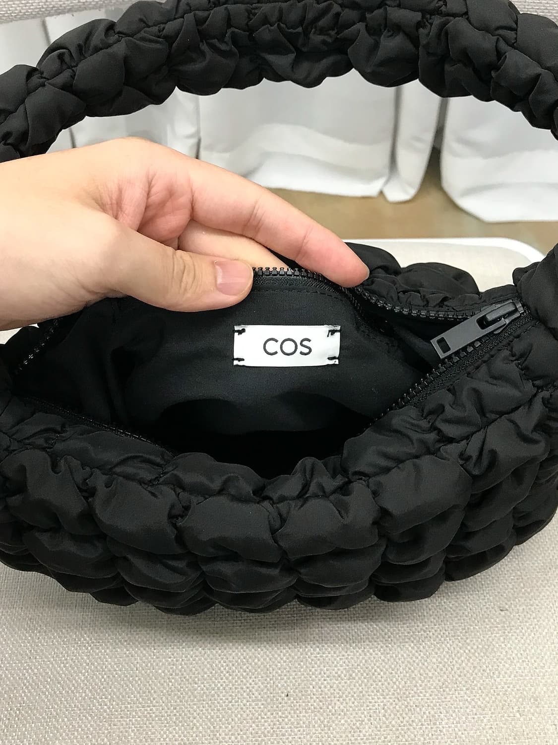 코스 퀼티드 미니 구름백 가방 상품이미지5