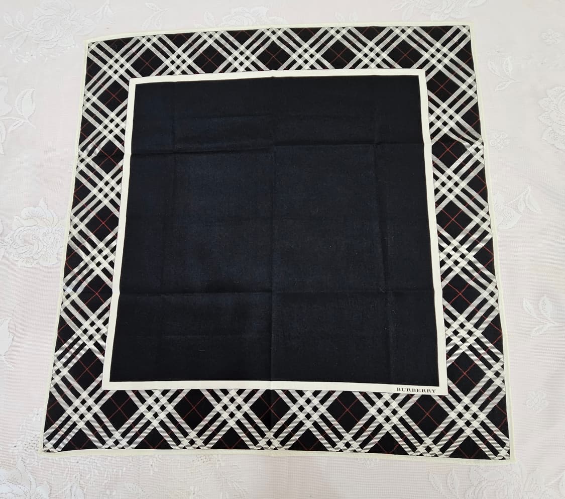 버버리 블랙 체크 손수건 스카프 상품이미지4