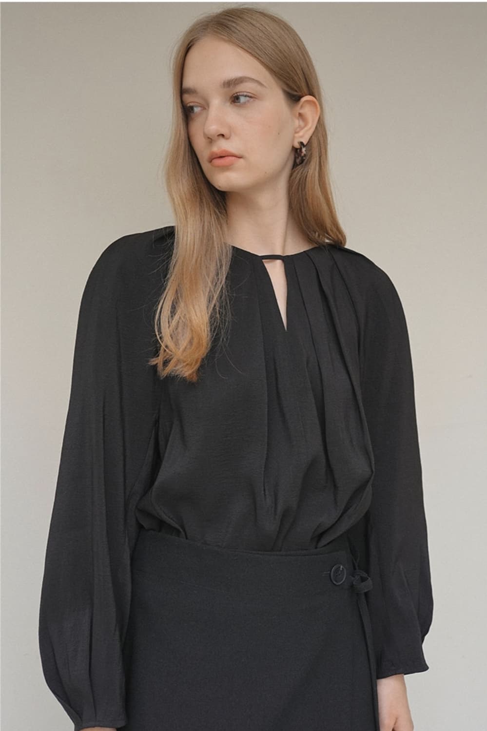 (새상품) 온앤온 블랙 블라우스 상품이미지2