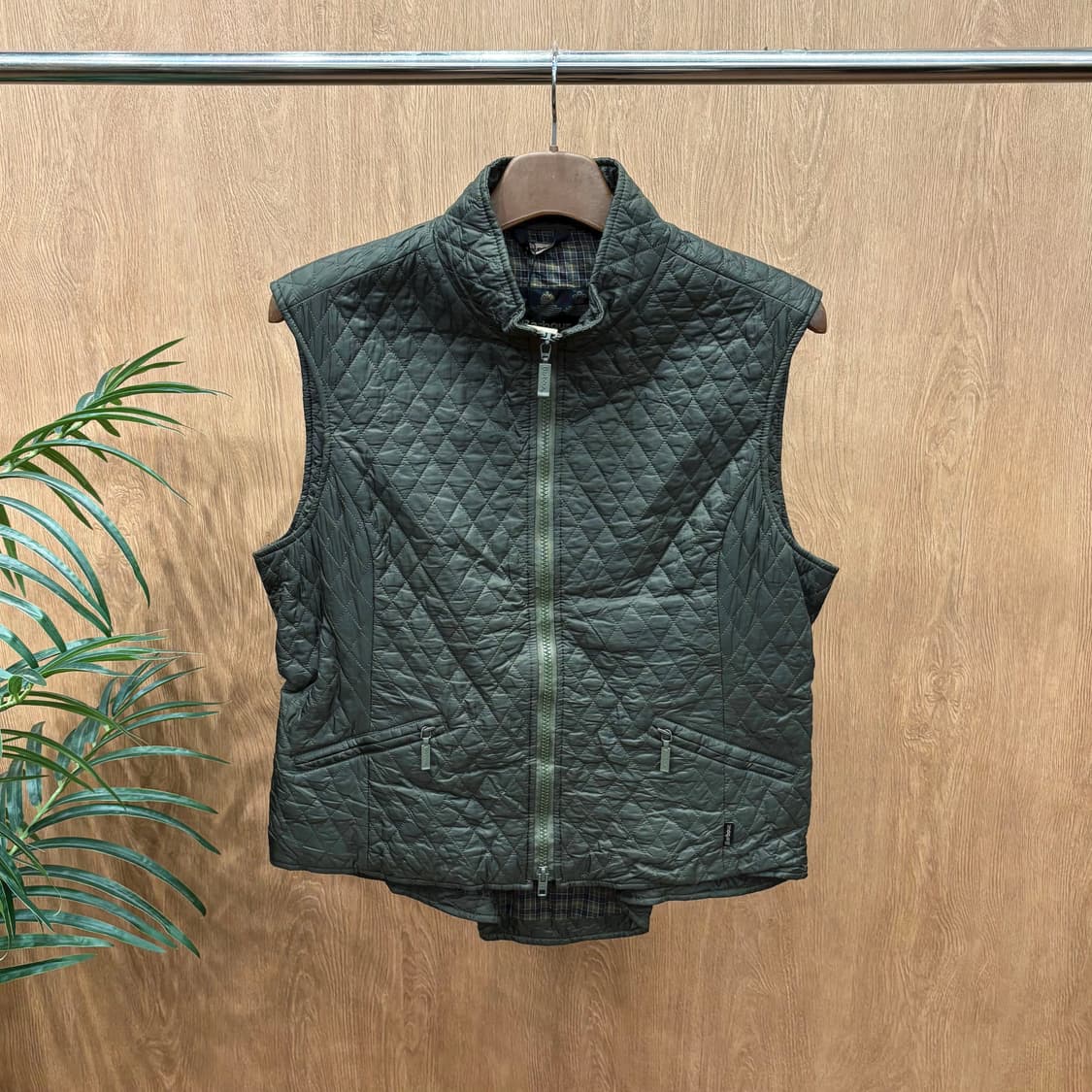 바버 하이넥 퀄팅 베스트 다이아 누빔 백 사이드 버튼 탭 디테일 카키 상품이미지1