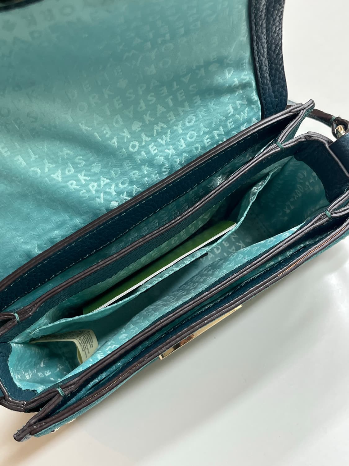 케이트스페이드 스터드 스웨이드 크로스백 상품이미지6