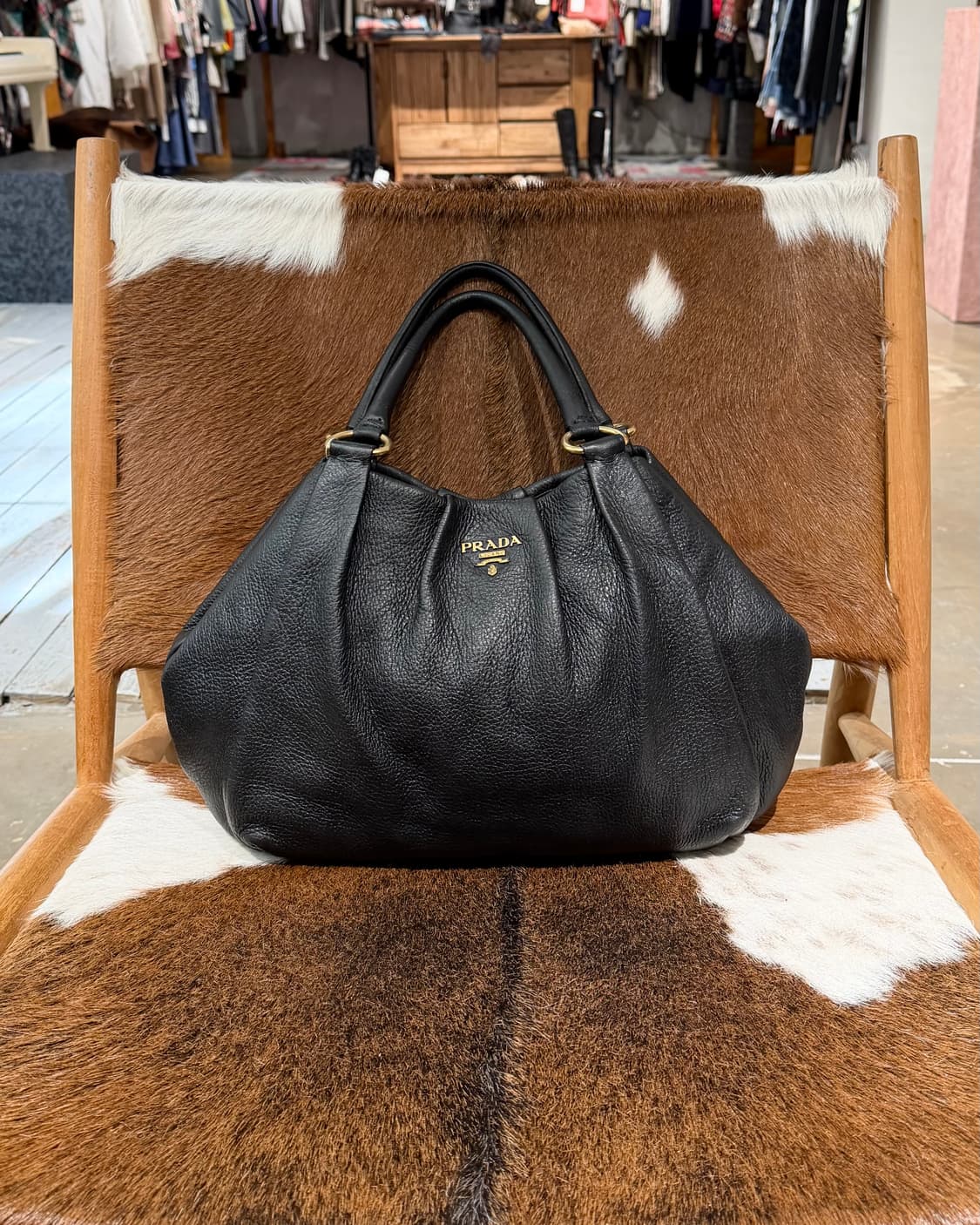 프라다 블랙 레더 숄더백 상품이미지1