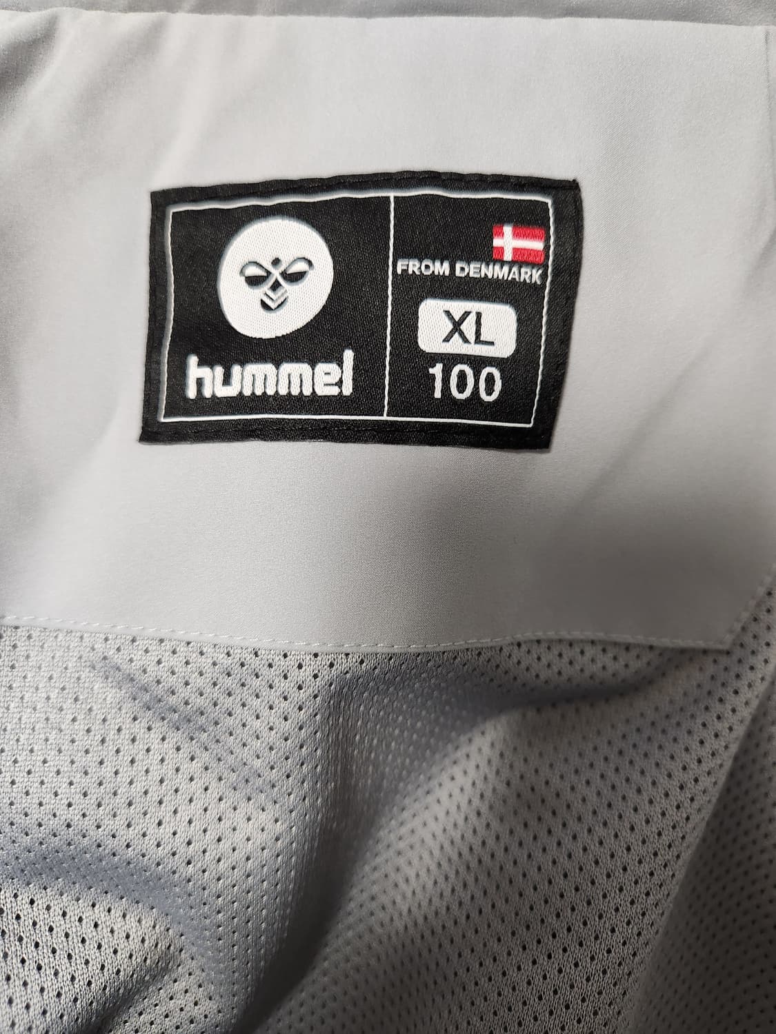 험멜 바람막이 사이즈100 (새상품급,미사용)

오염 하자 없이 깨끗해요 상품이미지3