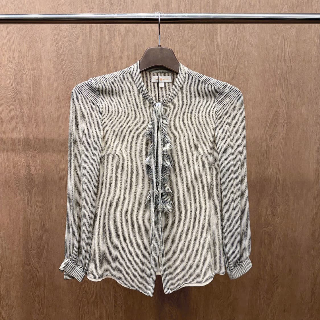 토리버치 블라우스 도트 스트라이프 패턴 프론트 러플 타이 디테일 아이보리 상품이미지2