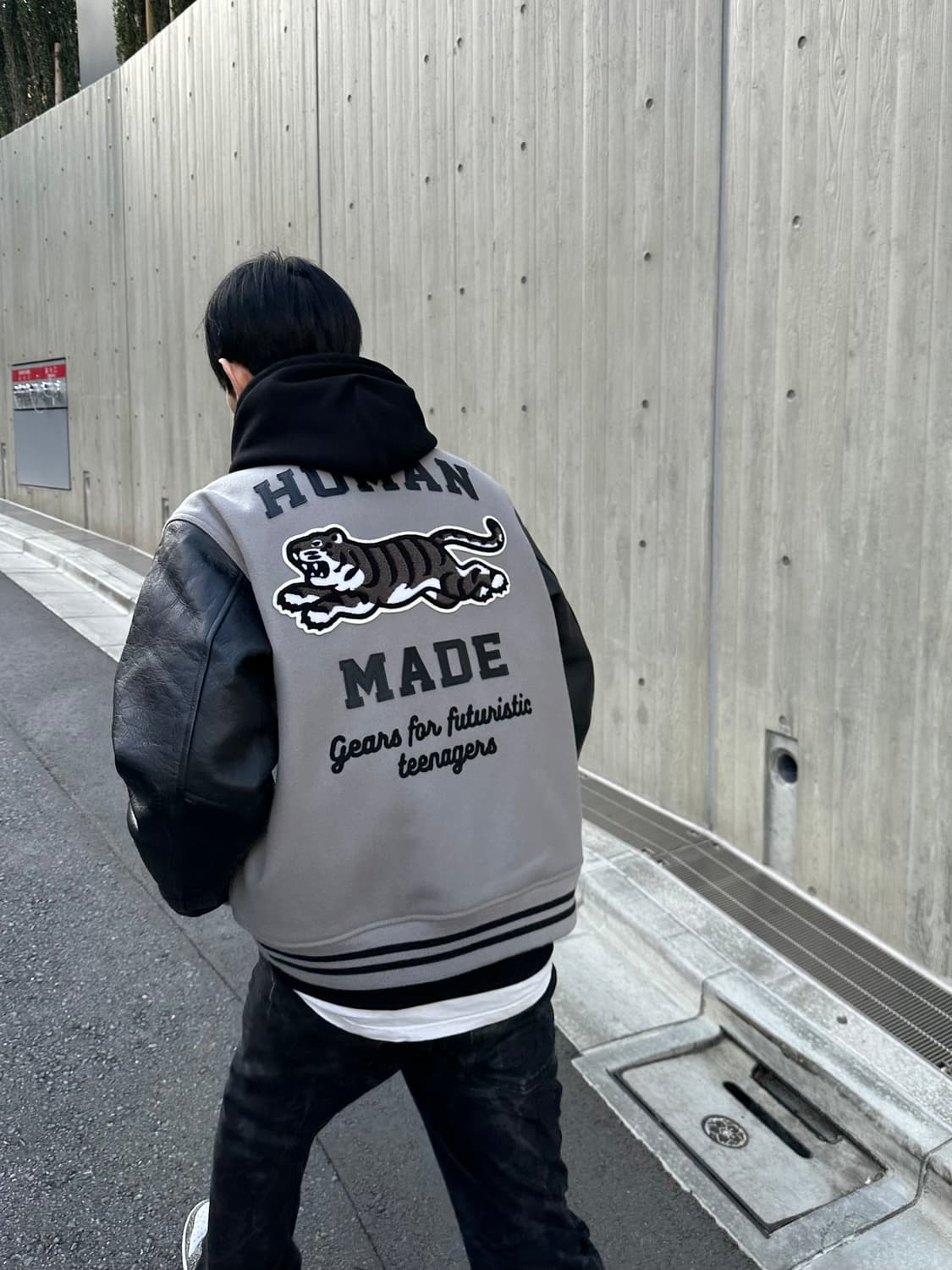 휴먼메이드 타이거 바시티인데 이거 입으면 진짜 타이거 되는데 상품이미지1