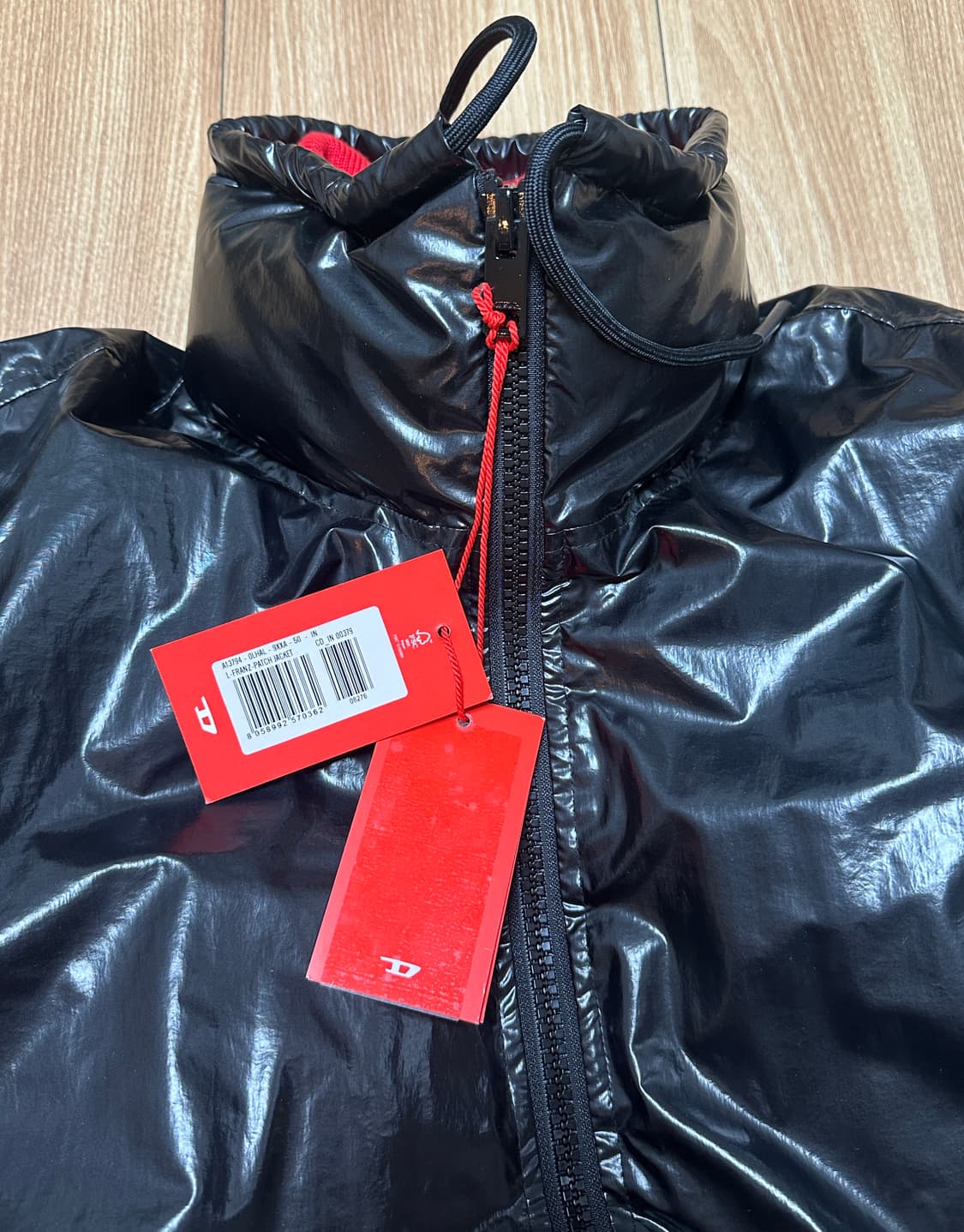 [새제품] 디젤 쥬피트 맥시 로고 유광 패딩 블랙 50사이즈 상품이미지3